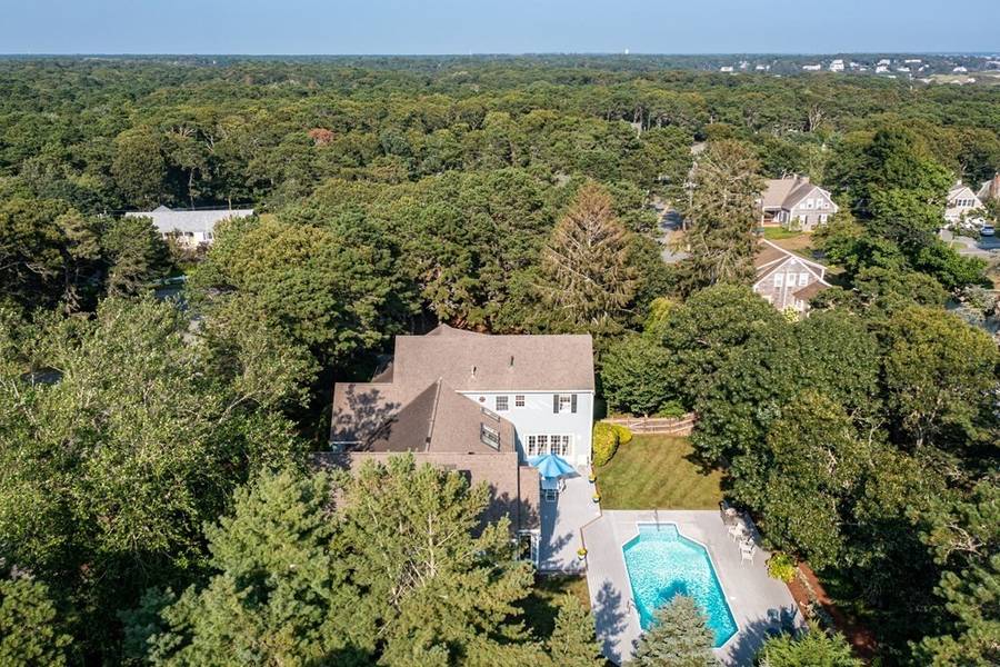 4 Spinnaker Ln, Harwich, MA 02646