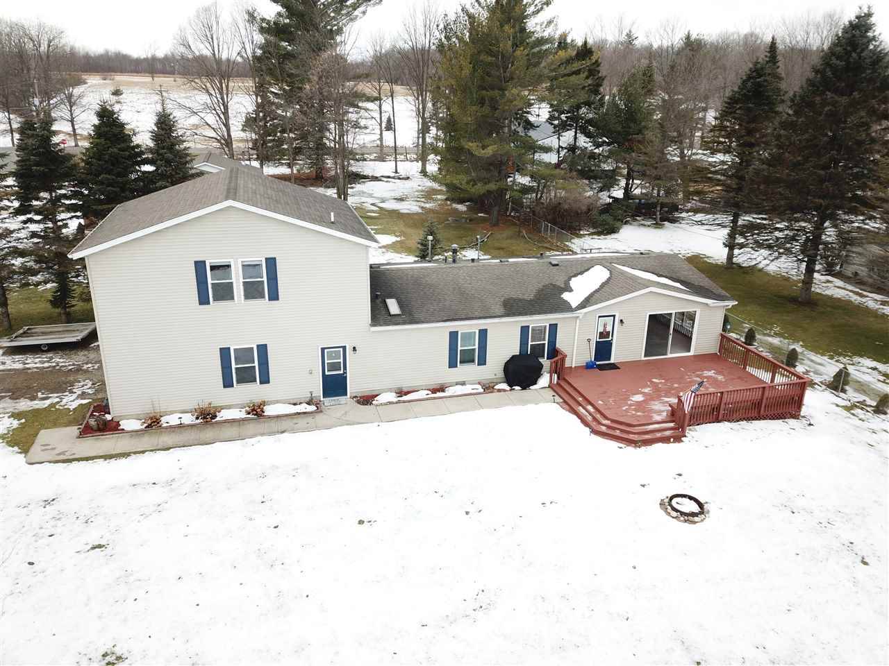 5569 N Easy St, Sanford, MI 48642