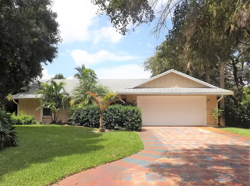 2357 Holly LN, Palm Beach Gardens, FL 33410