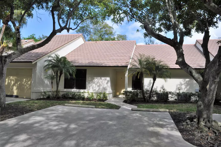 702 Bannock LN, Palm Beach Gardens, FL 33418