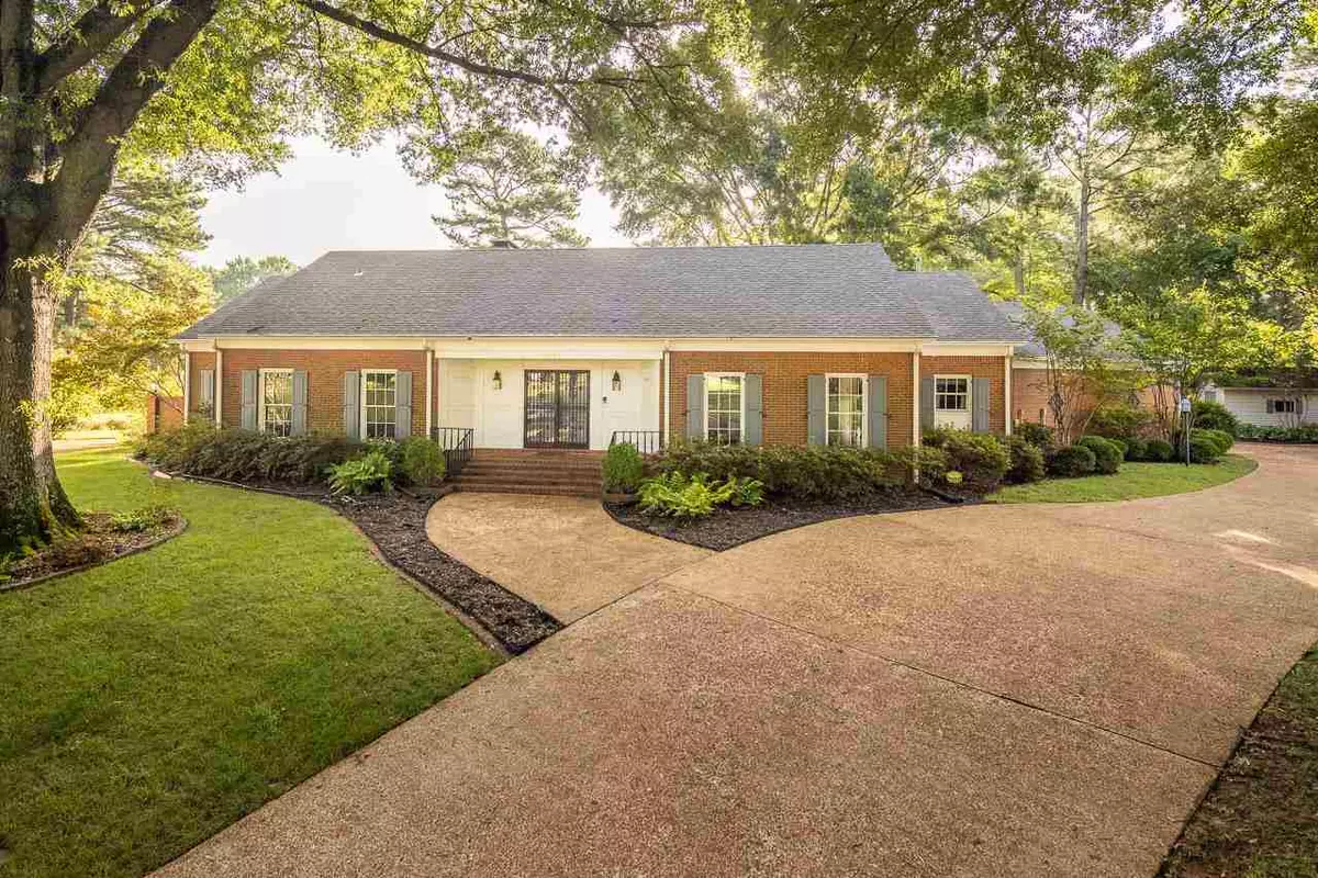 Germantown, TN 38139,8306 WHISPERING PINES CIR