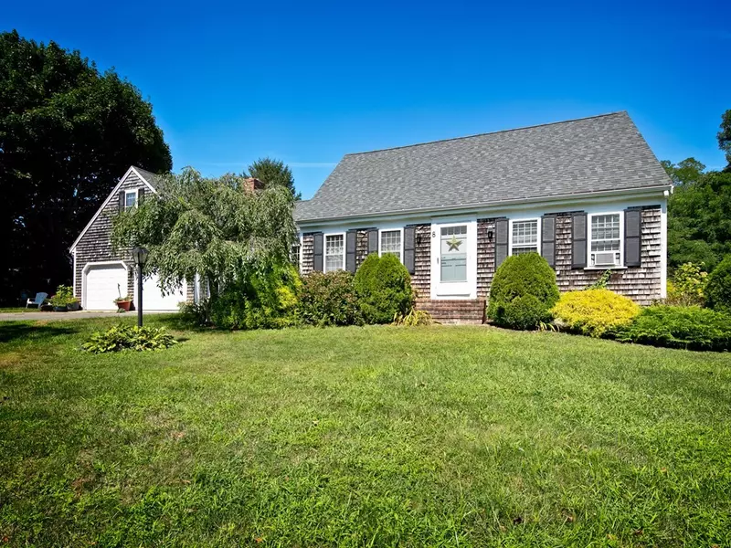 8 Morse Pond Rd, Falmouth, MA 02540