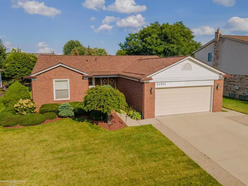 44304 Rivergate Dr., Clinton Township, MI 48038