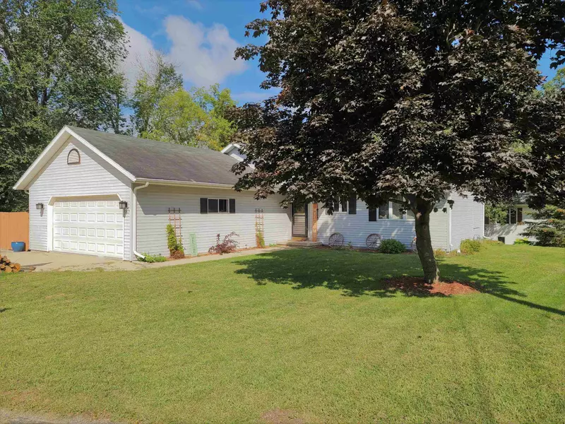 202 Riverview Dr, Pardeeville, WI 53954