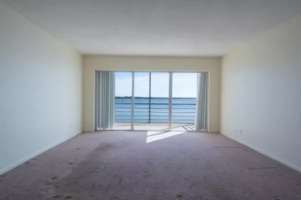 North Palm Beach, FL 33408,60 Yacht Club DR 305