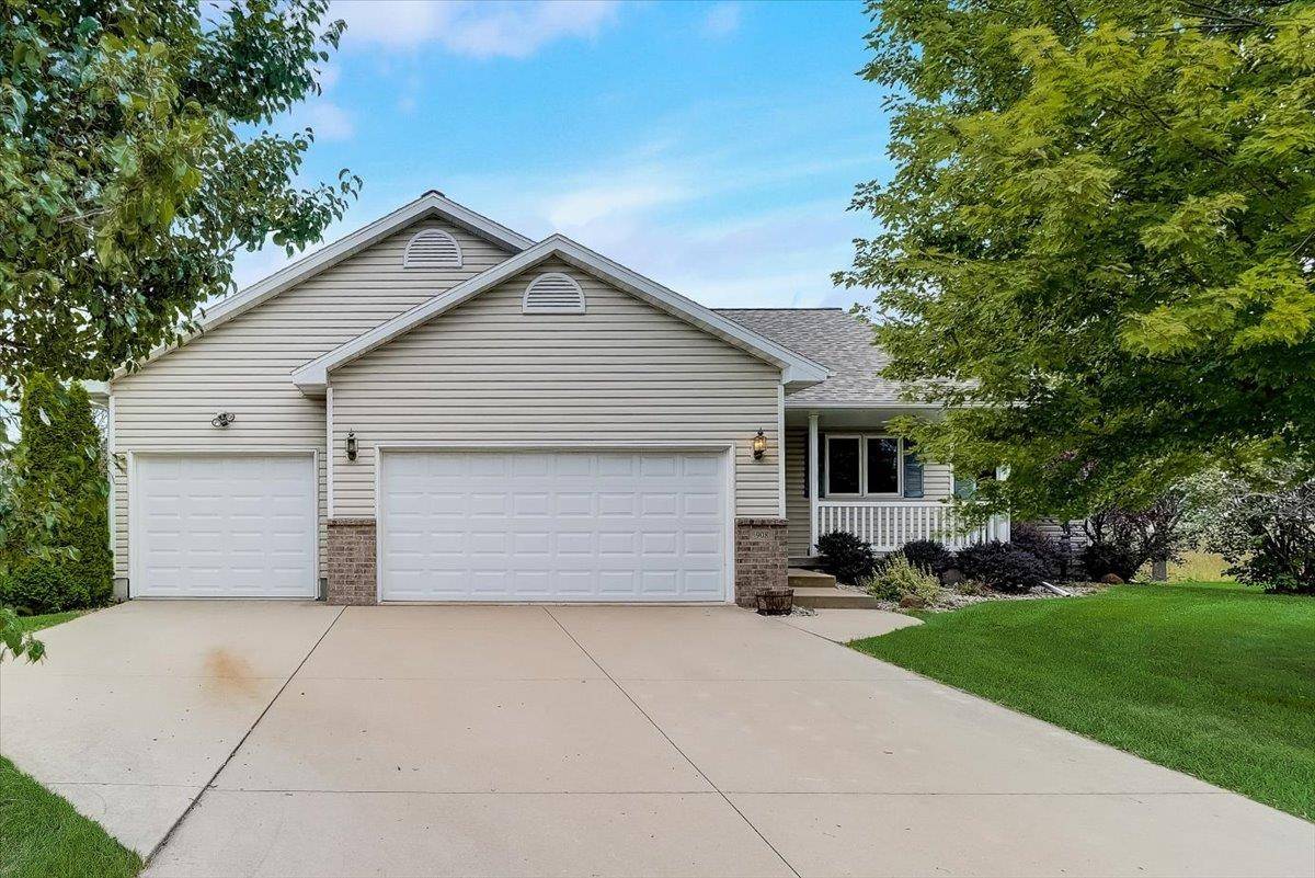908 Lochmoore Dr, Waunakee, WI 53597