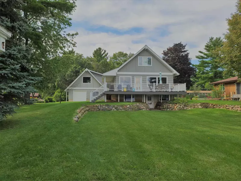 W5665 Island Dr, Pardeeville, WI 53954