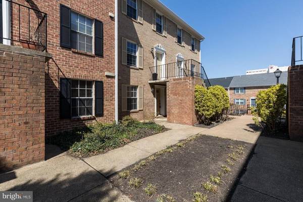 927 ROLFE ST #1, Arlington, VA 22204