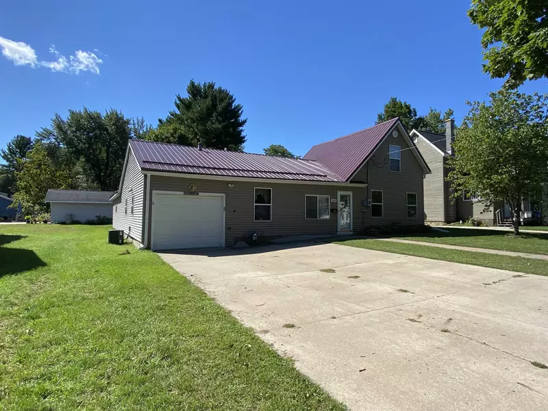 414 E Bluff St, Boscobel, WI 53805