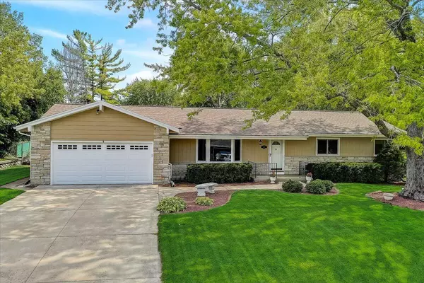 827 Dante Dr, Oconomowoc, WI 53066