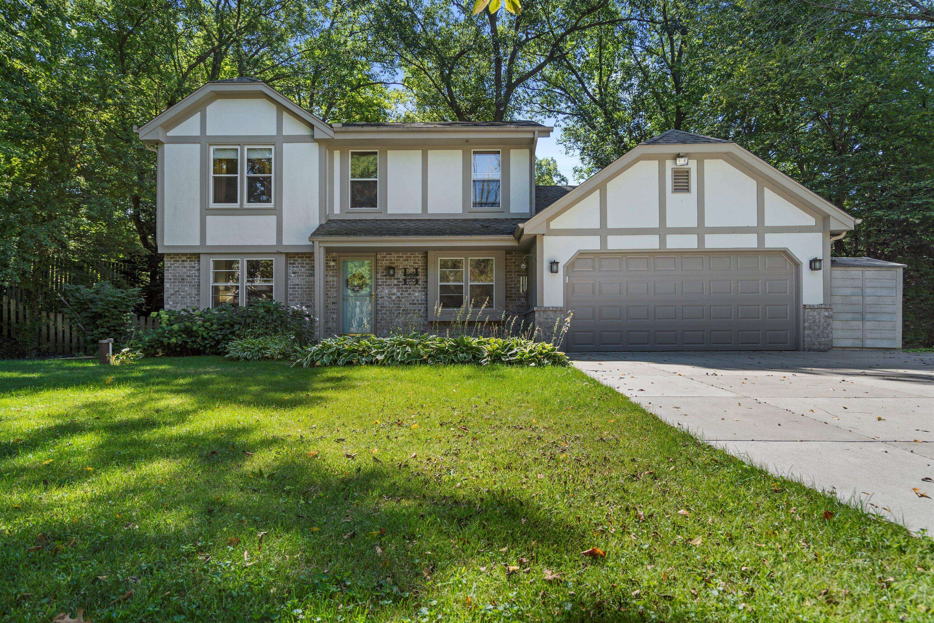 S45W22407 Quinn Rd, Waukesha, WI 53189