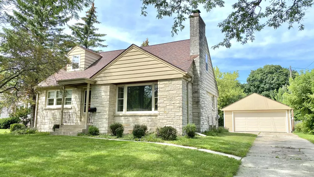 N87W16092 Kenwood Blvd, Menomonee Falls, WI 53051